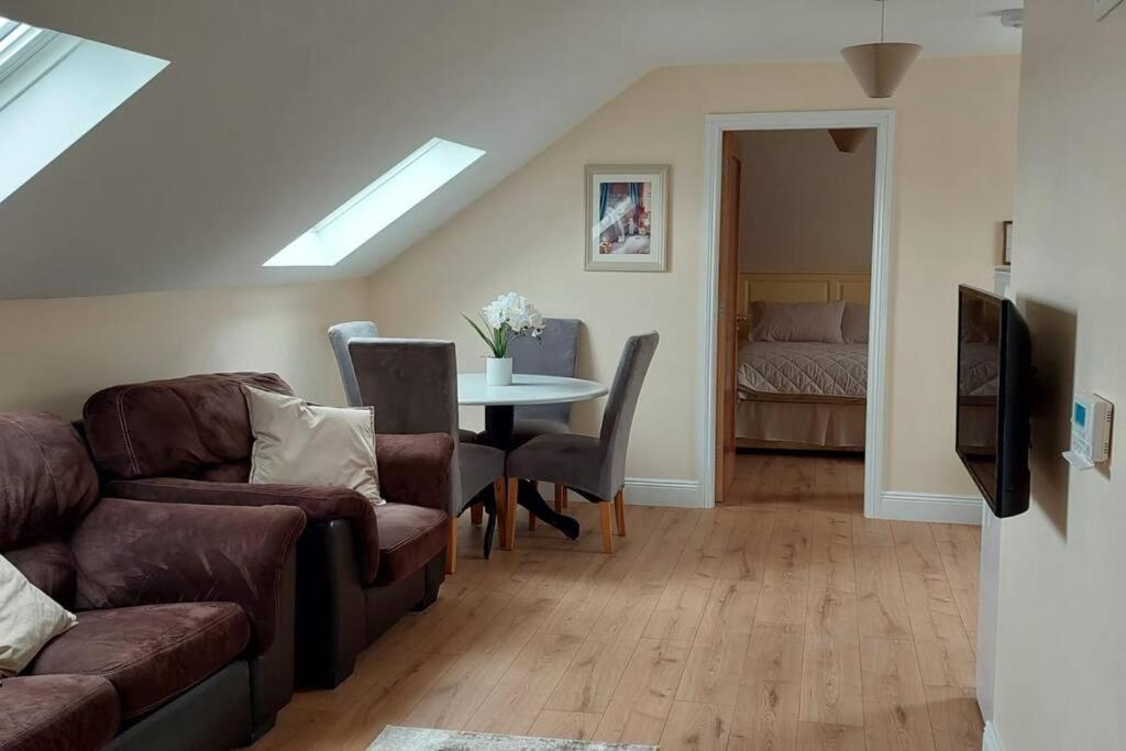 Modern Countryside Apartment Killmallock Lodge เอนนิสคอร์ธี ภายนอก รูปภาพ